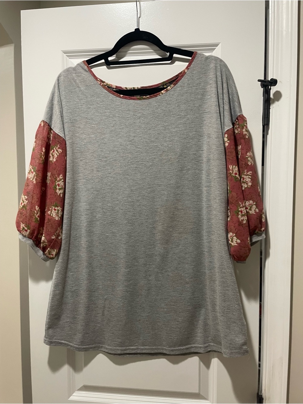 Women's Gray Knit Top with Rose Floral Puff Sleeves